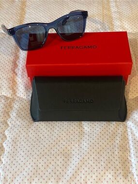 NIB Ferragamo Blue Rectangular Sunglasses w/case & Accessories